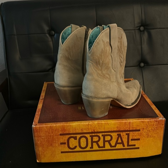 Corral Shoes - Cute Corral Cowgirl Booties Size 8.